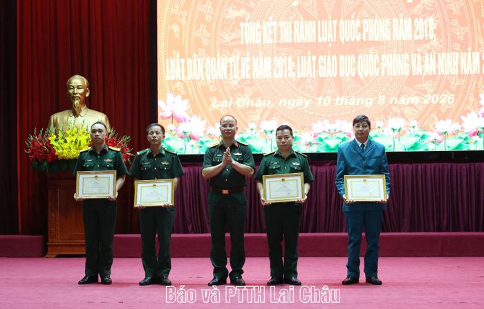Đại tá Đặng Vĩnh Thụy - Chỉ huy trưởng Bộ CHQS tỉnh tặng Giấy khen cho các cá nhân có thành tích tốt trong tham mưu, tổ chức thực hiện 3 luật.