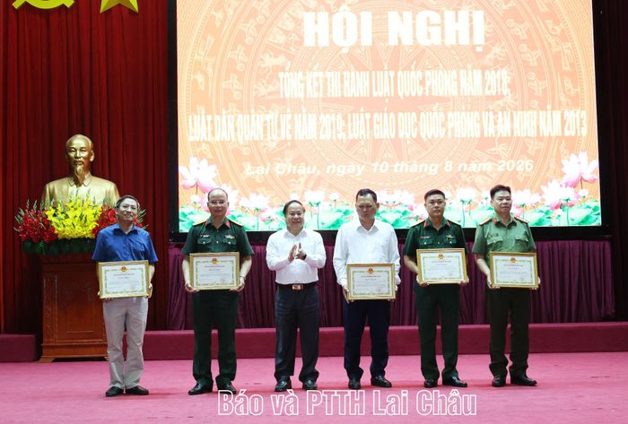 Đồng chí Tống Thanh Hải - Phó Chủ tịch Thường trực UBND tỉnh trao bằng khen cho các tập thể, cá nhân có thành tích thành tích xuất sắc trong tham mưu, tổ chức thực hiện 3 luật.
