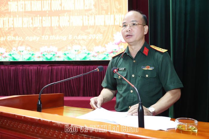 Đại tá Đặng Vĩnh Thụy - Chỉ huy trưởng Bộ CHQS tỉnh điều hành phần thảo luận tại hội nghị.