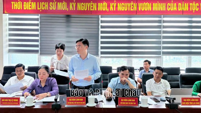 Lãnh đạo Sở Văn hóa, Thể thao và Du lịch tham gia ý kiến tại buổi làm việc.
