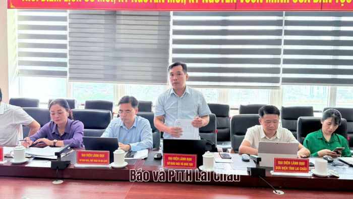 Lãnh đạo Sở Giáo dục và Đào tạo phát biểu tại buổi làm việc.