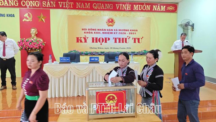Các đại biểu HĐND xã bỏ phiếu bầu Chủ tịch UBND xã Mường Khoa, nhiệm kỳ 2026-2031.