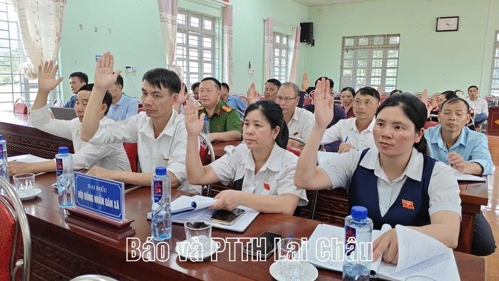 Các đại biểu biểu quyết thông qua Nghị quyết xác nhận kết quả bầu Chủ tịch UBND xã Mường Khoa, nhiệm kỳ 2026-2031.