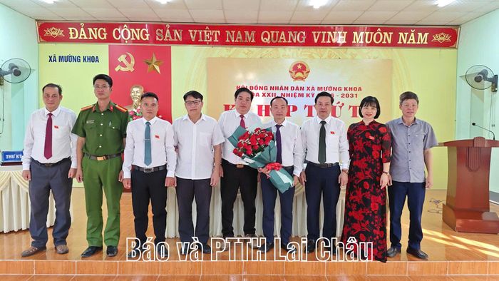 Lãnh đạo xã Mường Khoa tặng hoa chúc mừng đồng chí Trịnh Quang Anh được bầu giữ chức Chủ tịch UBND xã.