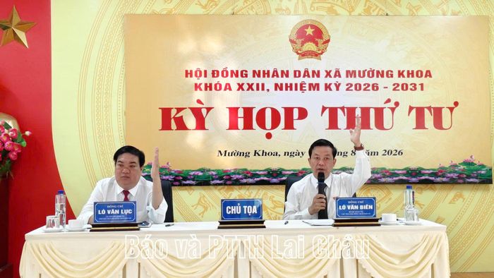 Đồng chí Lò Văn Biên - Bí thư Đảng ủy xã, Chủ tịch HĐND xã điều hành thông qua nghị quyết tại kỳ họp.