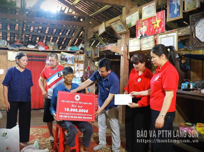 Lãnh đạo Hội Chữ thập đỏ tỉnh trao kinh phí hỗ trợ sinh kế cho gia đình nạn nhân chất độc da cam tại xã Thiện Long