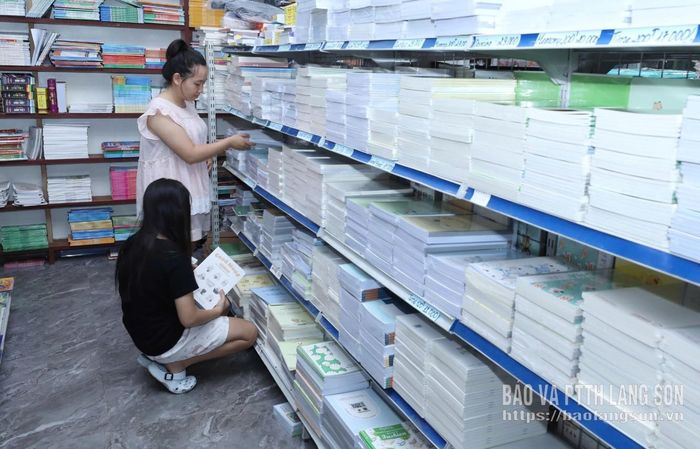 Phụ huynh và học sinh mua sách và đồ dùng học tập tại Nhà sách Oanh Bình, phường Tam Thanh