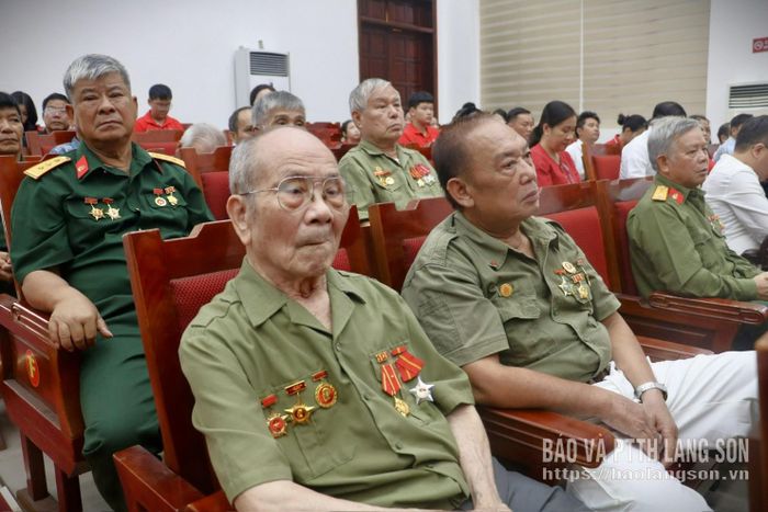 Các đại biểu dự chương trình gặp mặt