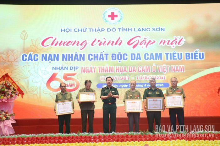 Lãnh đạo Hội Nạn nhân CĐDC/dioxin Việt Nam trao bằng khen cho các cá nhân là nạn nhân CĐDC tiêu biểu, có thành tích trong phong trào “Vì nạn nhân CĐDC” trên địa bàn tỉnh