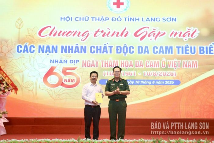 Lãnh đạo Hội Chữ thập đỏ tỉnh nhận kinh phí hỗ trợ nạn nhân chất độc da cam của Bộ Chỉ huy Quân sự tỉnh