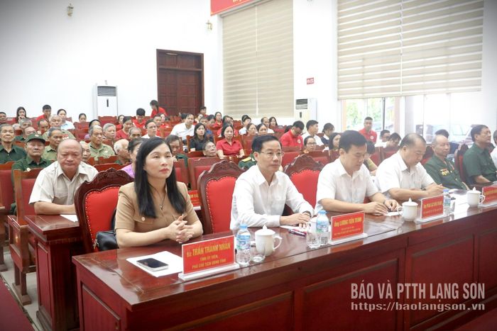 Các đại biểu dự chương trình gặp mặt