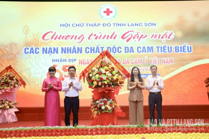 Đồng chí Trần Thanh Nhàn, Phó Chủ tịch UBND tỉnh và lãnh đạo Ủy ban MTTQ Việt Nam tỉnh tặng hoa chúc mừng Hội Chữ thập đỏ tỉnh
