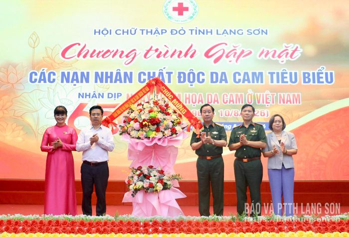 Lãnh đạo Hội Nạn nhân CĐDC /dioxin Việt Nam tặng hoa chúc mừng Hội Chữ thập đỏ tỉnh