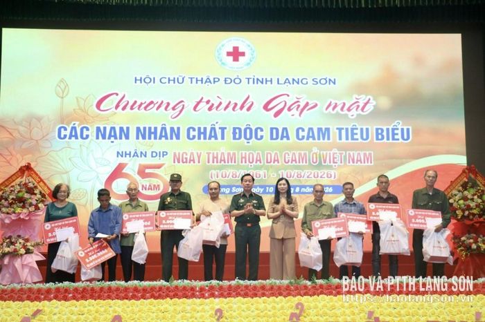 Các đại biểu trao hỗ trợ sinh kế cho các gia đình nạn nhân chất độc da cam có hoàn cảnh đặc biệt khó khăn