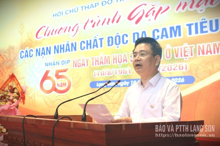 Lãnh đạo Hội Chữ thập đỏ tỉnh phát biểu tại chương trình gặp mặt