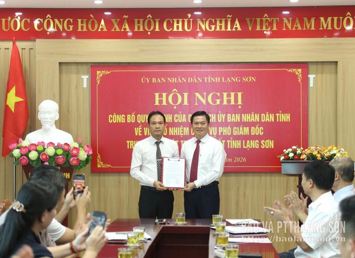 Đồng chí Đinh Hữu Học, Phó Chủ tịch Thường trực UBND tỉnh trao quyết định bổ nhiệm cho tân Phó Giám đốc Trung tâm Phát triển quỹ đất tỉnh