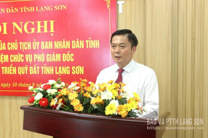 Đồng chí Đinh Hữu Học, Phó Chủ tịch Thường trực UBND tỉnh phát biểu giao nhiệm vụ cho tân Phó Giám đốc Trung tâm Phát triển quỹ đất tỉnh