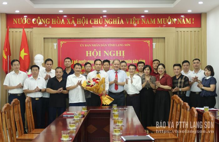  Các đại biểu tặng hoa chúc mừng tân Phó Giám đốc Trung tâm Phát triển quỹ đất tỉnh