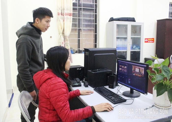 Phòng làm việc của viên chức tại Trung tâm Dịch vụ công ích xã Na Sầm gắn biển cấm hút thuốc 