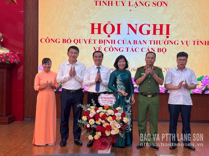 Lãnh đạo Đảng ủy, HĐND, UBND, Ủy ban MTTQ Việt Nam xã Tân Thành tặng hoa chúc mừng đồng chí Trần Văn Tùng