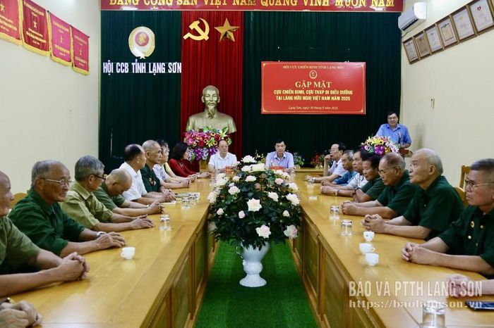 Các đại biểu dự buổi gặp mặt