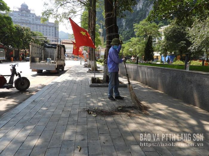 Một số tuyến đường khu vực cửa khẩu Tân Thanh trở nên thông thoáng, sạch đẹp sau ngày đầu ra quân