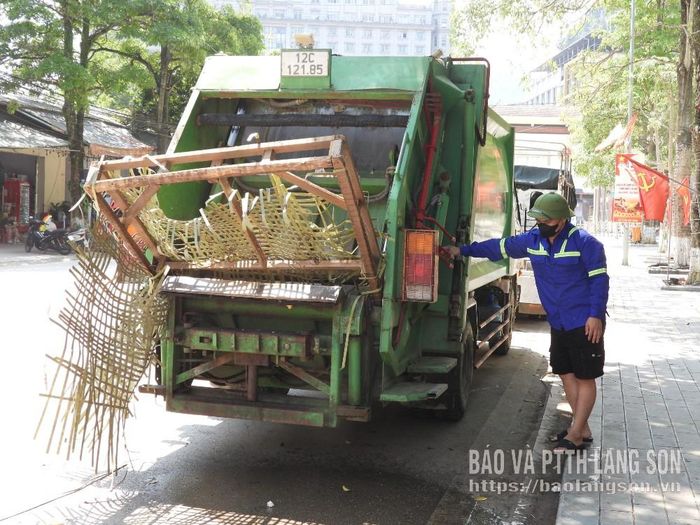 UBND xã huy động phương tiện chuyên dụng thu gom rác thải, dọn dẹp vệ sinh môi trường trong ngày đầu ra quân