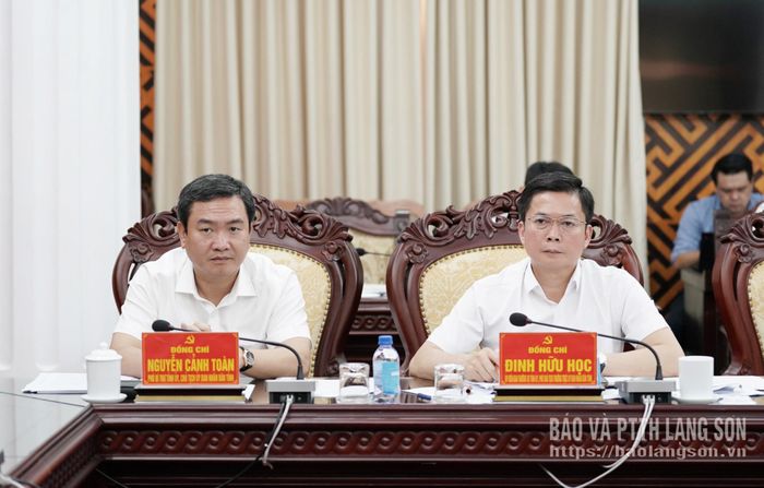 Đồng chí Nguyễn Cảnh Toàn, Phó Bí thư Tỉnh ủy, Chủ tịch UBND tỉnh, Phó Trưởng ban Thường trực BCĐ và đồng chí Đinh Hữu Học, Ủy viên Ban Thường vụ Tỉnh ủy, Phó Chủ tịch Thường trực UBND tỉnh, Phó Trưởng BCĐ dự hội nghị