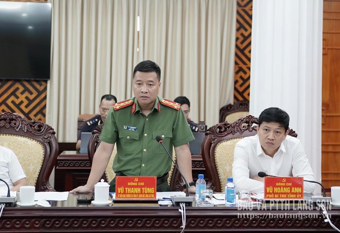 Đại tá Vũ Thanh Tùng, Ủy viên Ban Thường vụ Tỉnh ủy, Giám đốc Công an tỉnh phát biểu tại hội nghị