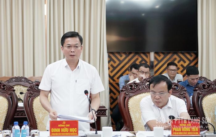Đồng chí Đinh Hữu Học, Ủy viên Ban Thường vụ Tỉnh ủy, Phó Chủ tịch Thường trực UBND tỉnh, Phó Trưởng BCĐ phát biểu tại hội nghị