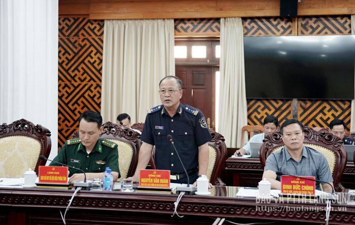 Lãnh đạo Chi cục Hải quan khu vực VI trao đổi một số nội dung liên quan tại hội nghị