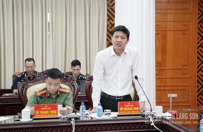 Đồng chí Vũ Hoàng Anh, Phó Bí thư Tỉnh ủy, Phó Trưởng BCĐ phát biểu tại hội nghị