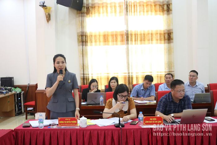 Lãnh đạo xã Chi Lăng báo cáo một số nội dung tại buổi khảo sát