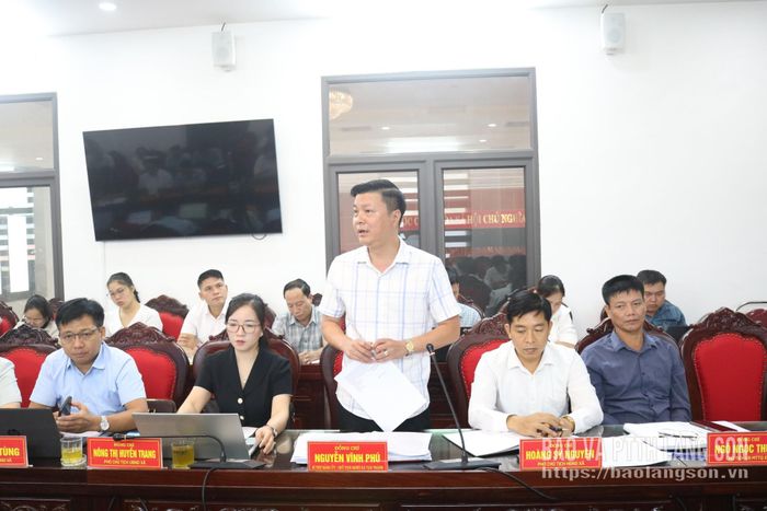 Lãnh đạo xã Tân Thành báo cáo tình hình hoạt động HĐND xã tại buổi khảo sát