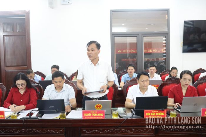 Lãnh đạo xã Vân Nham báo cáo tình hình hoạt động HĐND xã tại buổi khảo sát