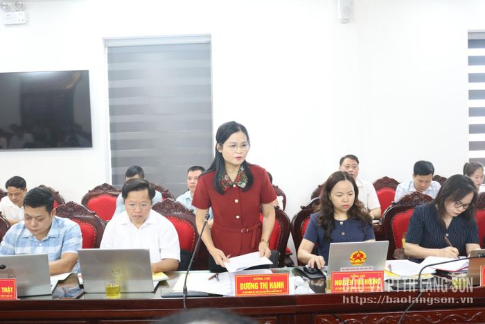 Lãnh đạo xã Hữu Lũng báo cáo một số nội dung tại buổi khảo sát