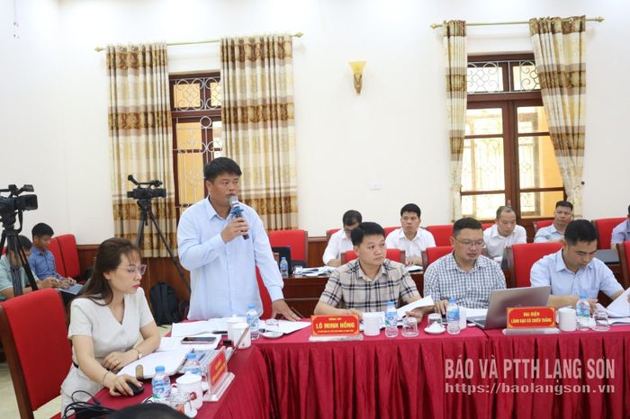 Lãnh đạo xã Quan Sơn trình bày báo cáo tại buổi khảo sát