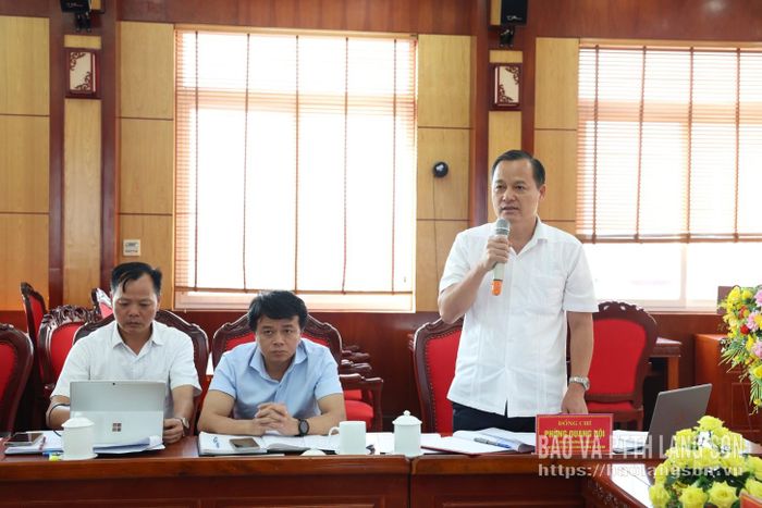 Đồng chí Phùng Quang Hội, Ủy viên Ban Thường vụ Tỉnh ủy, Bí thư Đảng ủy, Chủ tịch HĐND phường Đông Kinh phát biểu tại buổi làm việc