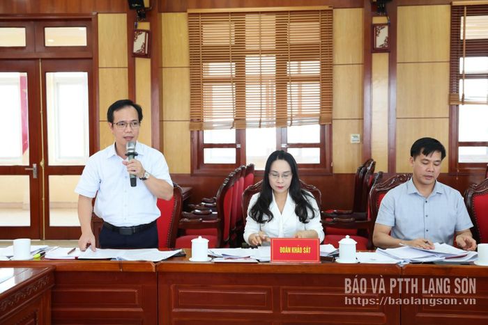Lãnh đạo Ban Pháp chế HĐND tỉnh phát biểu thảo luận tại buổi làm việc
