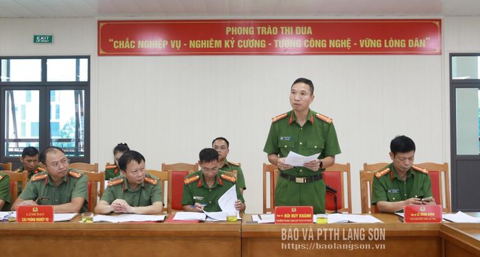 Lãnh đạo Phòng Cảnh sát PCCC và CNCH, Công an tỉnh trình bày kế hoạch, dự thảo thông báo phân công nhiệm vụ trong Ban Tổ chức thực tập phương án