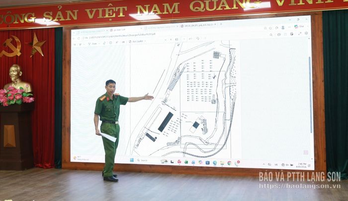 Lãnh đạo Phòng Cảnh sát PCCC và CNCH, Công an tỉnh trình bày sơ đồ phương án thực tập