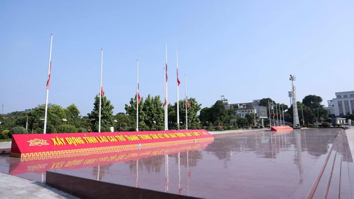 Treo cờ rủ tại khu vực Quảng trường 19/8, phường Yên Bái, sáng 10/8/2026. (Ảnh: Thành Phú)