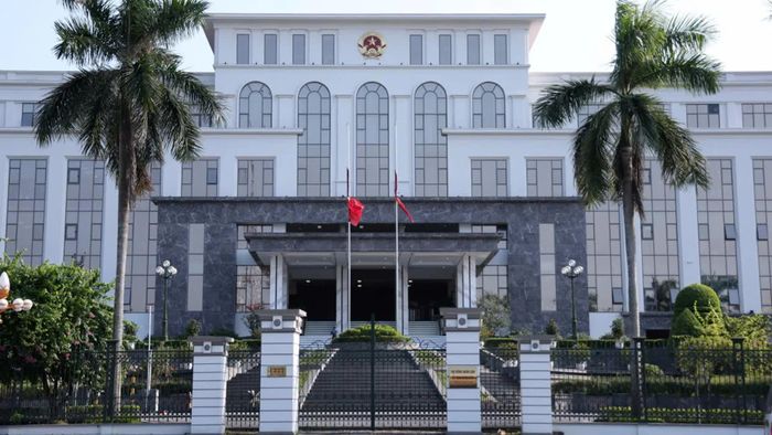 Cờ rủ tại trụ sở Ủy ban nhân dân tỉnh Lào Cai sáng 10/8/2026. (Ảnh: Thành Phú)