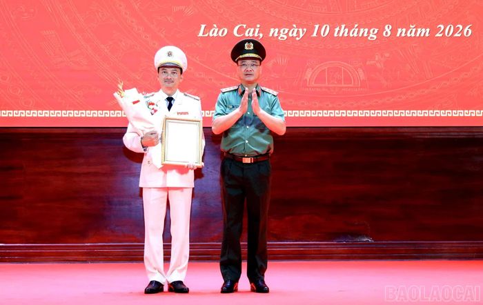 Đại tá Trịnh Khắc Cường - Phó Cục trưởng Cục An ninh chính trị nội bộ, Bộ Công an nhận quyết định điều động, bổ nhiệm giữ chức Giám đốc Công an tỉnh Lào Cai.