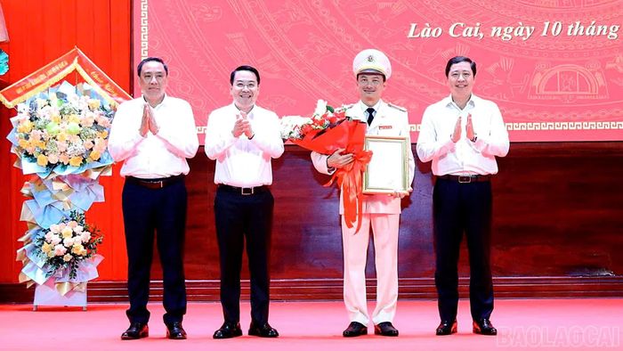 Đồng chí Dương Quốc Huy - Ủy viên Ban Chấp hành Trung ương Đảng, Bí thư Tỉnh ủy Lào Cai; đồng chí Hoàng Giang - Phó Bí thư Thường trực Tỉnh ủy, Chủ tịch HĐND tỉnh; đồng chí Nguyễn Tuấn Anh - Phó Bí thư Tỉnh ủy, Chủ tịch UBND tỉnh tặng hoa chúc mừng đồng chí Trịnh Khắc Cường - Tân Giám đốc Công an tỉnh Lào Cai.