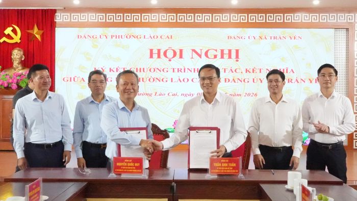 Hai địa phương trao biên bản ký kết.