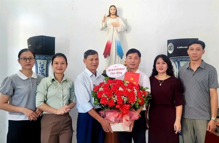Lãnh đạo phường Âu Lâu tặng hoa chúc mừng Giáo họ Âu Lâu.
