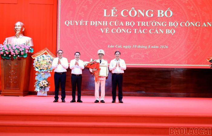 Đồng chí Dương Quốc Huy - Bí thư Tỉnh ủy và các đồng chí lãnh đạo tỉnh tặng hoa chúc mừng đồng chí Tân Giám đốc Công an tỉnh Trịnh Khắc Cường.