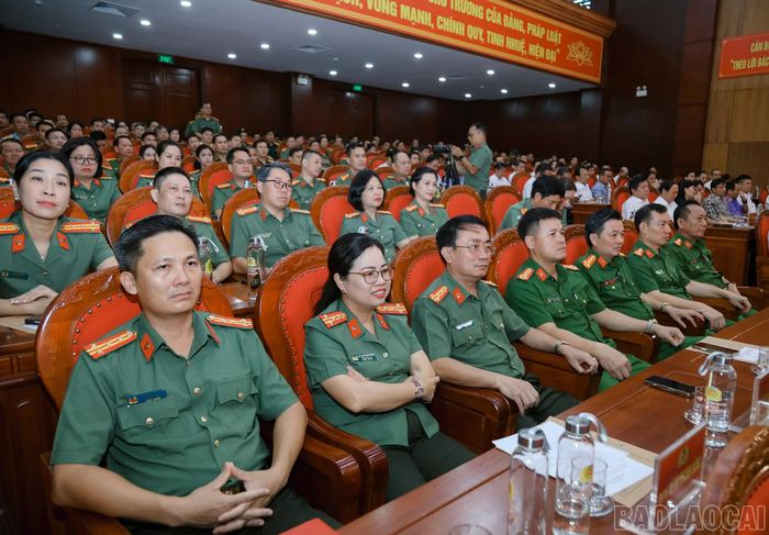 Các đại biểu dự buổi lễ.