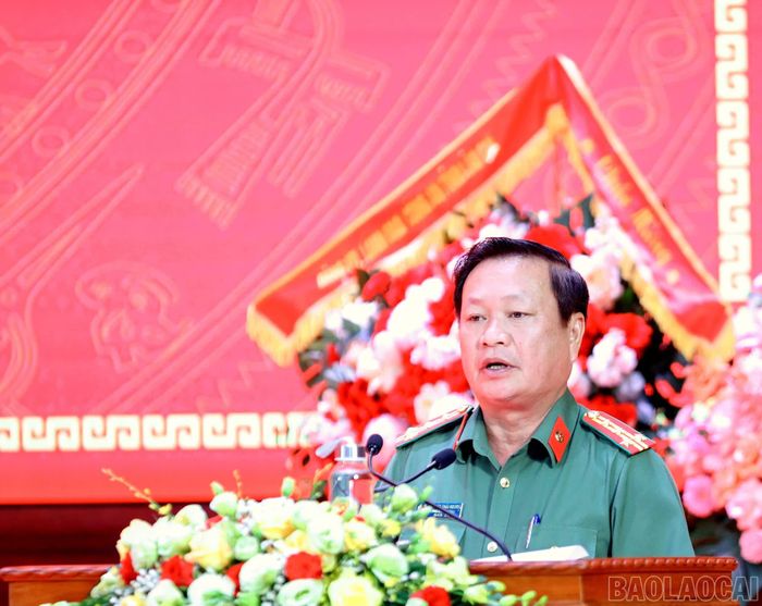 Đại diện Cục Tổ chức cán bộ (Bộ Công an) thông báo và công bố các quyết định về công tác cán bộ.